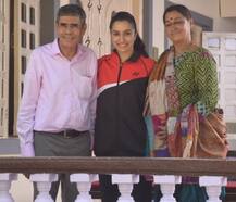 সাইনা নেহওয়ালের বাবা-মায়ের সঙ্গে দেখা শ্রদ্ধা কপূরের, শুরু করলেন বায়োপিকের কাজ