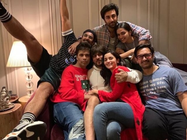 deepika padukone with ranbir kapoor and ranveer singh togther alia bhatt shah rukh khan aamir khan and karan johar epic photo আমিরের সিনেমার ট্রেলার একসঙ্গে দেখলেন বলিউডের এই তারকারা! নিমেষে ভাইরাল ছবি