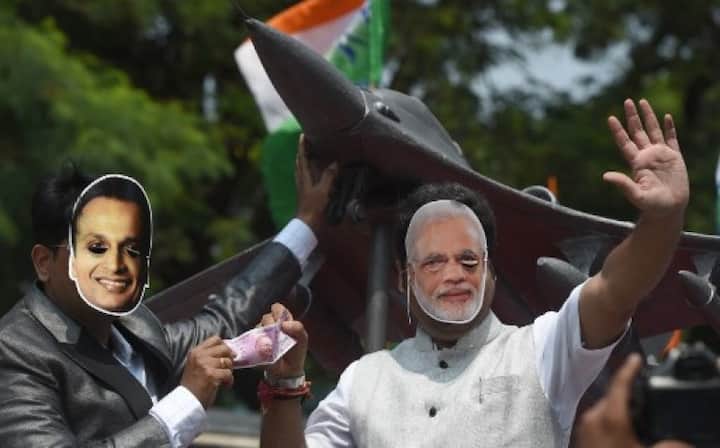 বৃহস্পতিবার মুম্বইয়ে রাফাল দুর্নীতির অভিযোগে বিক্ষোভ দেখাল কংগ্রেস। ছবি সৌজন্যে এএফপি
