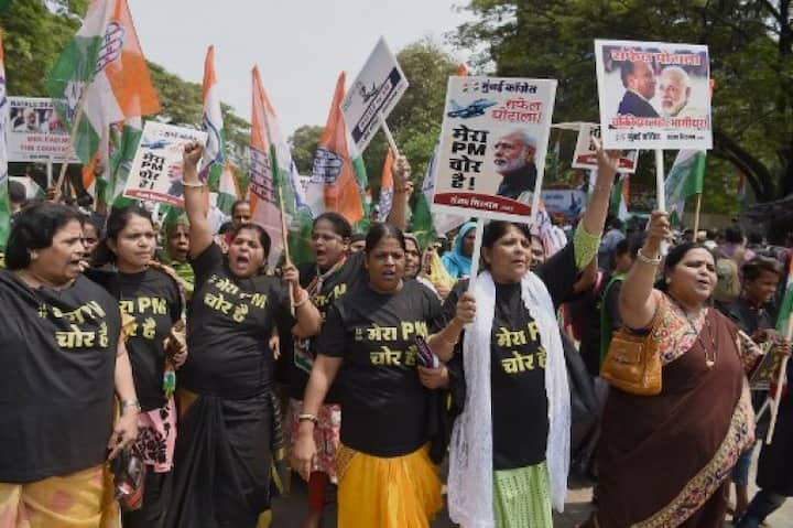 প্রধানমন্ত্রী নরেন্দ্র মোদী ও শিল্পপতি অনিল অম্বানির বিরুদ্ধে বিক্ষোভ দেখান কংগ্রেস কর্মীরা। ছবি সৌজন্যে এএফপি