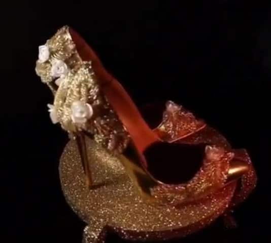  গত বৃহস্পতিবার বুর্জ আল আরবে জুতোটি লঞ্চ করা হয়। এর আগে বিশ্বের সময় দামী স্যান্ডেলের দাম ছিল ১০৯ কোটি টাকা বা ১৫.১ মিলিয়ন মার্কিন ডলার। ছবি-ইনস্টাগ্রাম