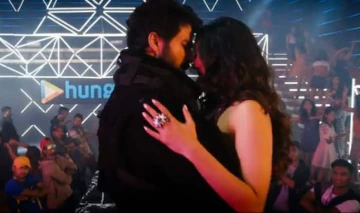 ন’য়ের দশকের জনপ্রিয় গান ‘উর্বশী উর্বশী’-র রিমেকের ভিডিও প্রকাশিত হয়েছে। ছবি সৌজন্যে ইউটিউব