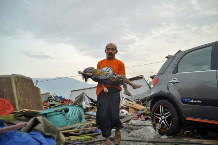 Hundreds killed in Indonesia quake-tsunami ইন্দোনেশিয়ায় ভূমিকম্পের জেরে সুনামিতে মৃত অন্তত ৩৮৪, নিখোঁজ বহু