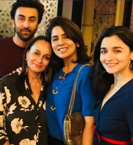 এই সম্পর্কে দুই পরিবারেরও রীতিমত সম্মতি রয়েছে। ছেলের জন্মদিনে রণবীরের মা নীতু সিংহ যেমন ছিলেন, তেমনই দেখা গেল আলিয়ার মা সোনি রাজদানকে। 