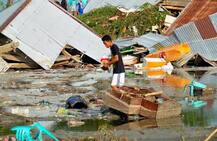 ছবিতে দেখুন: ভয়াবহ ভূমিকম্প-সুনামির পর বিধ্বস্ত ইন্দোনেশিয়া