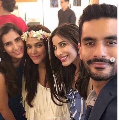 নেহা ও তাঁর স্বামী অঙ্গদের সঙ্গে সোফি চৌধুরী।