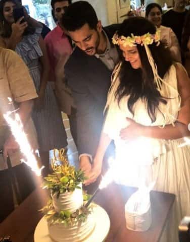 কেক কেটে চলছে সাধের অনুষ্ঠান।