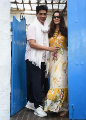 ডিজাইনার মণীশ মালহোত্রার সঙ্গে প্রীতি জিন্টা। (ছবি: মানব মঙ্গলানি)