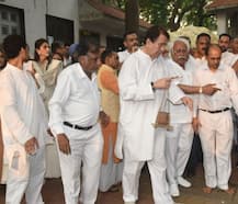 কৃষ্ণা রাজ কপূরের শেষযাত্রা বলিউড থেকে কারা সামিল হলেন দেখুন