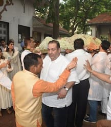 কৃষ্ণা রাজ কপূরের শেষযাত্রা বলিউড থেকে কারা সামিল হলেন দেখুন