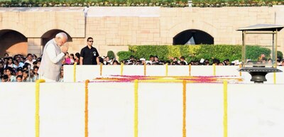 Ahimsa has power to unite humanity when terrorism, hate dividing nations: Modis tribute to Gandhi বিভেদ ছড়াচ্ছে সন্ত্রাসবাদ, মৌলবাদ, উগ্রপন্থা, বাছবিচারহীন ঘৃণা,  সমগ্র মানবতাকে একজোট হওয়ার শক্তি দেয় ‘অহিংসা’, গাঁধীকে ব্লগে শ্রদ্ধা মোদীর