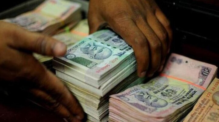 Rupee hits new low of 73.34, plunges 43 paise against USD ৭৩ পার করল ডলারের তুলনায় টাকার দাম