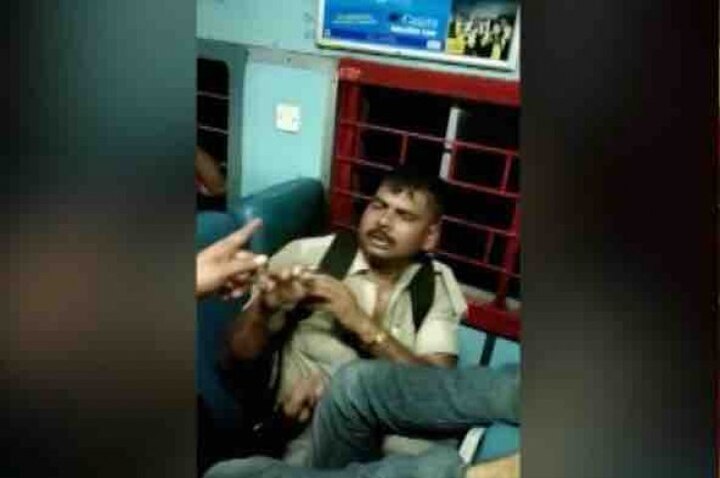 Bihar shocker: WATCH Railway police throw youth out of moving train, man dies; Raged passengers beat cops চলন্ত ট্রেন থেকে তরুণকে 'ছুঁড়ে' ফেলল রেল পুলিশ, মৃত্যু ব্যক্তির, পুলিশকে পাল্টা মার জনতার