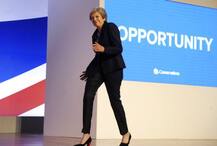 দেখুন! মঞ্চে নাচছেন ব্রিটিশ প্রধানমন্ত্রী, সমালোচনায় মুখর নেট দুনিয়া