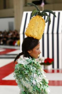 এবারের প্যারিস ফ্যাশন উইকে দেখা গেল এই ধরনের অভিনব পোশাক, দেখুন