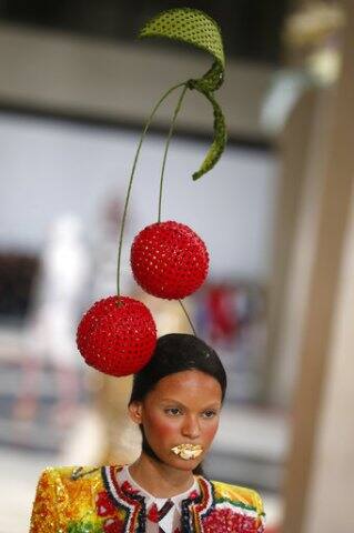 এই মডেল পরেছেন লিচুর আকারের পোশাক। সমস্ত ছবি সৌজন্যে এপি