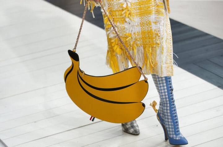 ফল খাওয়ার প্রচার করার জন্যে এবারের প্যারিস ফ্যাশন উইকে ফলের আকারে পোশাক পরে দেখা গেল মডেলদেরয়। এই মডেল কলার মতো দেখতে ব্যাগ নিয়ে হাঁটলেন