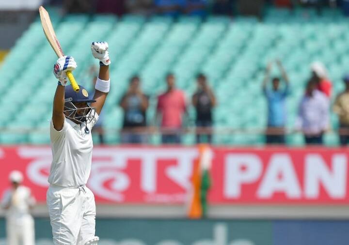 ভারতীয় হিসেবে সবচেয়ে কম বয়সে অভিষেক টেস্টে হাফসেঞ্চুরির মালিক হলেন তিনি। 