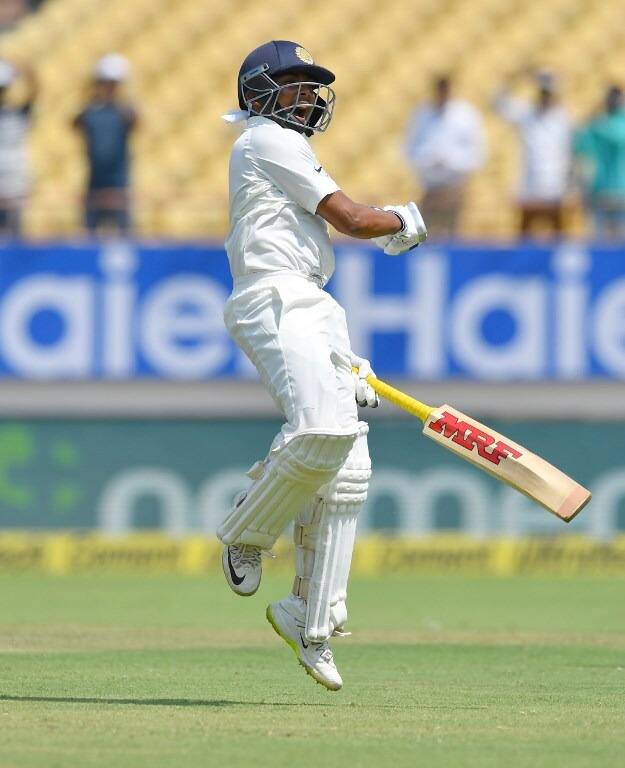 অভিষেক টেস্টে অভিষেকে চতুর্থ ব্যাটসম্যান হিসেবে সবচেয়ে দ্রুত হাফসেঞ্চুরি করলেন তিনি। 