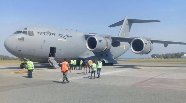 ফিল্ড হাসপাতাল তৈরির জন্য সি-১৩০ জে বিমানে ওষুধ, জেনারেটর, তাঁবু, জল এবং অন্যান্য প্রয়োজনীয় সরঞ্জাম নিয়ে যাওয়া হয়েছে। চিকিৎসকরাও এই বিমানে চড়ে ইন্দোনেশিয়া গিয়েছেন। ছবি সৌজন্যে ট্যুইটার 