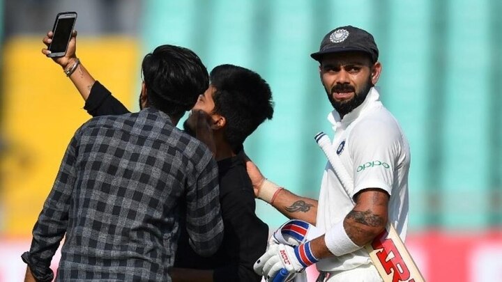 Ind vs WI: Streakers 'selfie with Kohli' interrupts play on Day 1 মাঠে নেমে বিরাটের সঙ্গে সেলফি দুই ক্রিকেটপ্রেমীর, বিঘ্নিত রাজকোট টেস্টের প্রথম দিনের খেলা