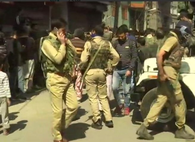 Two NC workers shot dead in Srinagar in a terrorist attack কাশ্মীরে প্রথম দফার পুরভোটের তিনদিন আগে সন্ত্রাসবাদীদের গুলিতে হত ২ ন্যাশনাল কনফারেন্স কর্মী, জখম এক