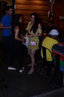 দেখুন! গভীর রাতে সারা আলি খানের বন্ধুদের সঙ্গে পার্টি