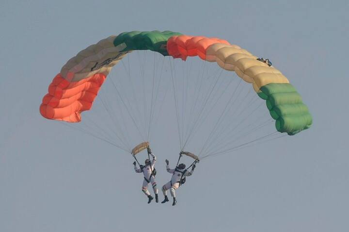 শনিবারের ড্রেস রিহার্সালে বায়ুসেনার আকাশ গঙ্গা স্কাই ডাইভিং দলের সদস্যদের পারফরম্যান্স। (পিটিআই)।