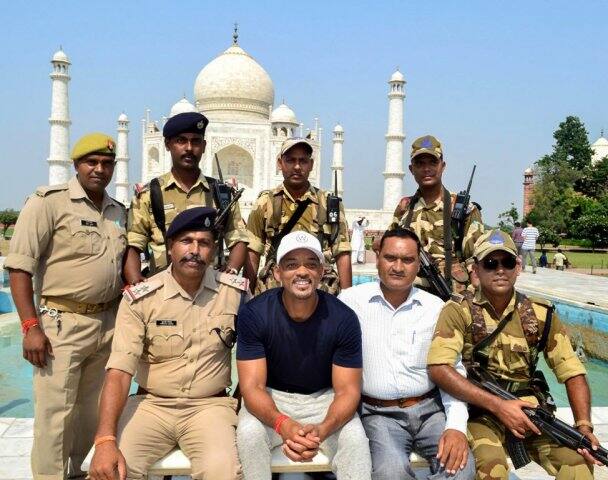 নিরাপত্তারক্ষীদের সঙ্গেও ছবি তোলেন স্মিথ। ছবি সৌজন্যে পিটিআই