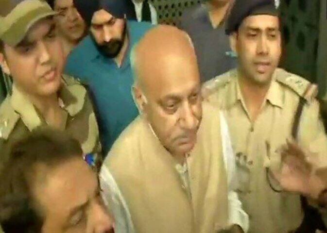 Minister of State for external affairs and journalist MJ Akbar to be asked to resign দেশে ফিরলেন যৌন হেনস্থায় অভিযুক্ত কেন্দ্রীয় মন্ত্রী আকবর, বললেন, পরে বিবৃতি দেবেন