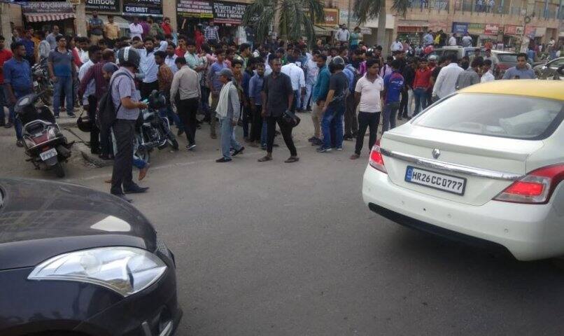 গুরুগ্রামে নিরাপত্তারক্ষীর গুলিতে জখম বিচারপতির স্ত্রীর মৃত্যু, ছেলে এখনও আশঙ্কাজনক Gurgaon shocker: Judge's wife dead, son critical after personal security guard shoots them in broad daylight গুরুগ্রামে নিরাপত্তারক্ষীর গুলিতে জখম বিচারপতির স্ত্রীর মৃত্যু, ছেলে এখনও আশঙ্কাজনক