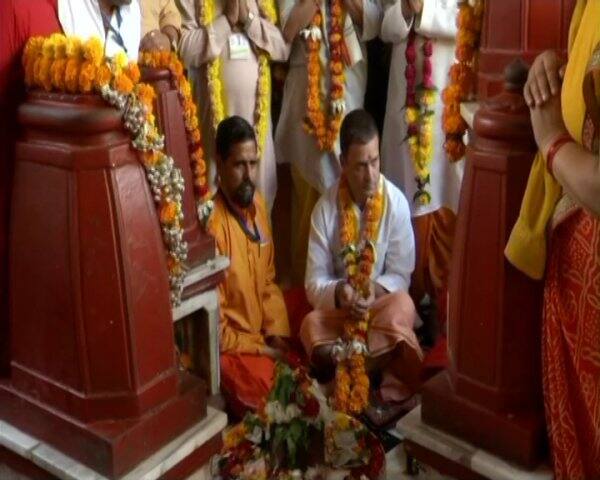 মন্দিরে পুজো দিচ্ছেন রাহুল।