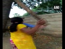 ভিডিও দেখুন: ঋণ মঞ্জুর করার বিনিময়ে কুপ্রস্তাব, বাড়িতে ডাক, কর্নাটকে ব্যাঙ্ক ম্যানেজারকে স্যান্ডেল খুলে মার, চড়-থাপ্পড় মহিলার
