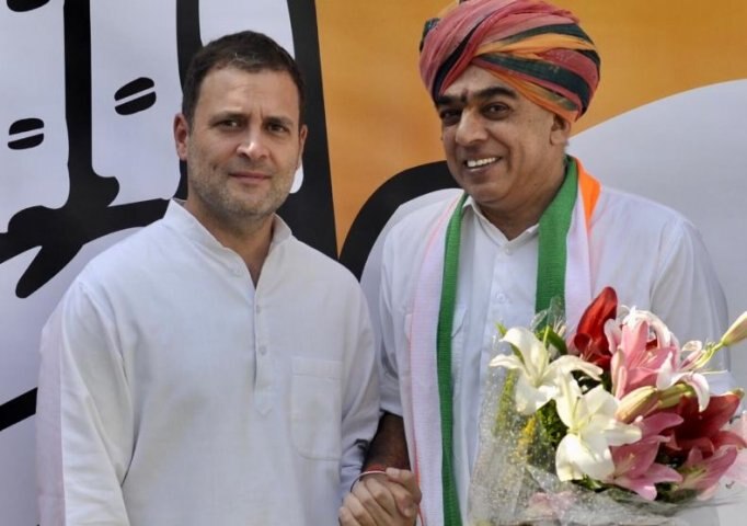 BJP MLA Manvendra Singh joins Congress রাজস্থানে ভোটের আগে বিজেপি ছেড়ে কংগ্রেসে যোগ দিলেন যশবন্ত সিংহর ছেলে