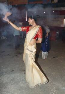 দুই মেয়েকে সঙ্গে নিয়ে মুম্বইয়ের একটি প্যান্ডেলে সুস্মিতা সেন, মাতলেন ধুনুচি নাচে