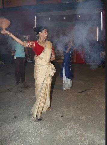 মণ্ডপে উপস্থিত সবাই সুস্মিতার এই ধুনুচি নৃত্য উপভোগ করেন। ছবি- মানব মঙ্গলানি