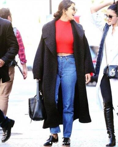 বয়ফ্রেন্ড রণবীর কপূরের সঙ্গে এই মুহূর্তে নিউ ইয়র্কে রয়েছেন আলিয়া ভট্ট। সেখানে তাঁকে দেখা গেল প্রিয়ঙ্কা চোপড়ার সঙ্গে।