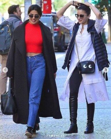 তাঁদের পোশাকে পরিষ্কার, আমেরিকায় বেশ শীত পড়েছে।