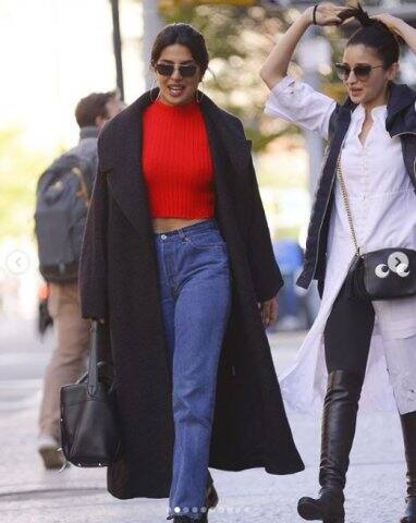 রণবীরের বাবা ঋষি কপূর এই মুহূর্তে নিউ ইয়র্কে চিকিৎসাধীন। আলিয়া তাই সেখানে গিয়েছেন কপূর পরিবারের পাশে দাঁড়াতে।