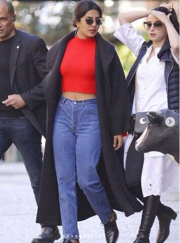 দেখুন আলিয়া ও প্রিয়ঙ্কার আরও ছবি। 