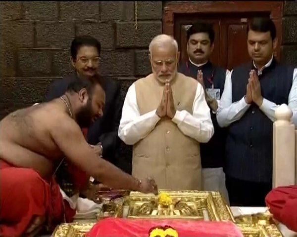 শুক্রবার শিরডির সাই বাবার মন্দির দর্শনে যান প্রধানমন্ত্রী নরেন্দ্র মোদি।