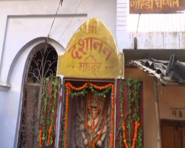 কিন্তু উত্তরপ্রদেশের একটি গ্রামে দশেরার বদলে রাবণের পুজো হয়।