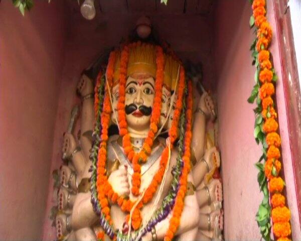 এই গ্রামে রাবণের মন্দিরও আছে।