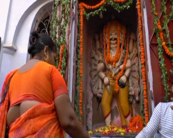 স্থানীয় লোকজনের কাছে রাবণ দেবতার মর্যাদা পান। 