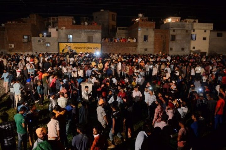 At least 50 dead as train runs over Dussehra revellers in Punjab অমৃতসরে দশেরার অনুষ্ঠানে দুর্ঘটনা, অন্তত ৫০ জনকে পিষে দিল ট্রেন, মৃত্যু বাড়ার আশঙ্কা