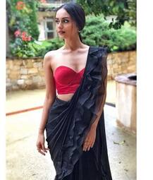 দেখুন কালো শাড়িতে বিশ্বসুন্দরী মানুষী ছিল্লারকে