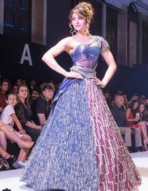 দেখুন, উর্বশী রাউতেলার নয়া লুক