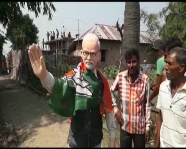 বিহারের কাটিহারের একটি গ্রামে দেবতার আসনে বসানো হয়েছে প্রধানমন্ত্রী নরেন্দ্র মোদীকে