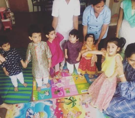 তাদের প্লে স্কুলে নবরাত্রি উপলক্ষ্যে ছোটদের ডান্ডিয়া নাচের অনুষ্ঠান করা হয়।