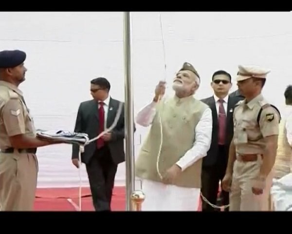 PM Modi hoists Tricolour at Red Fort to mark 75th anniversary of Azad Hind govt আজাদ হিন্দ সরকারের ৭৫ বছর, লাল কেল্লায় জাতীয় পতাকা তুললেন প্রধানমন্ত্রী, জানালেন, বিপর্যয় ত্রাণ কর্মীদের জন্য নেতাজির নামে চালু হবে পুরস্কার